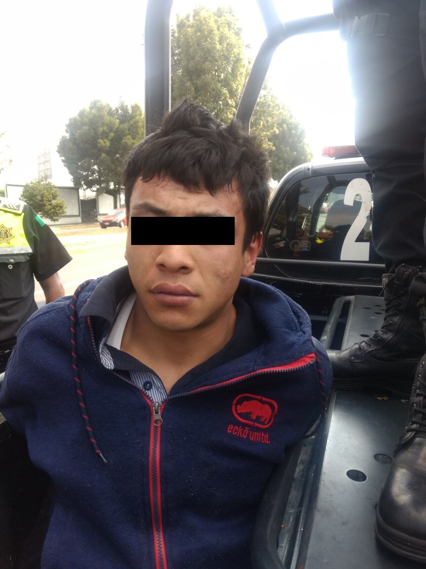 Policía municipal de Toluca detiene a dos por robo a tienda de conveniencia