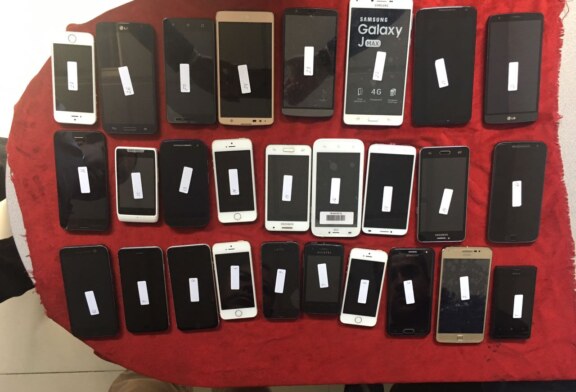 Recupera fiscalía mexiquense teléfonos celulares y detiene a cinco personas