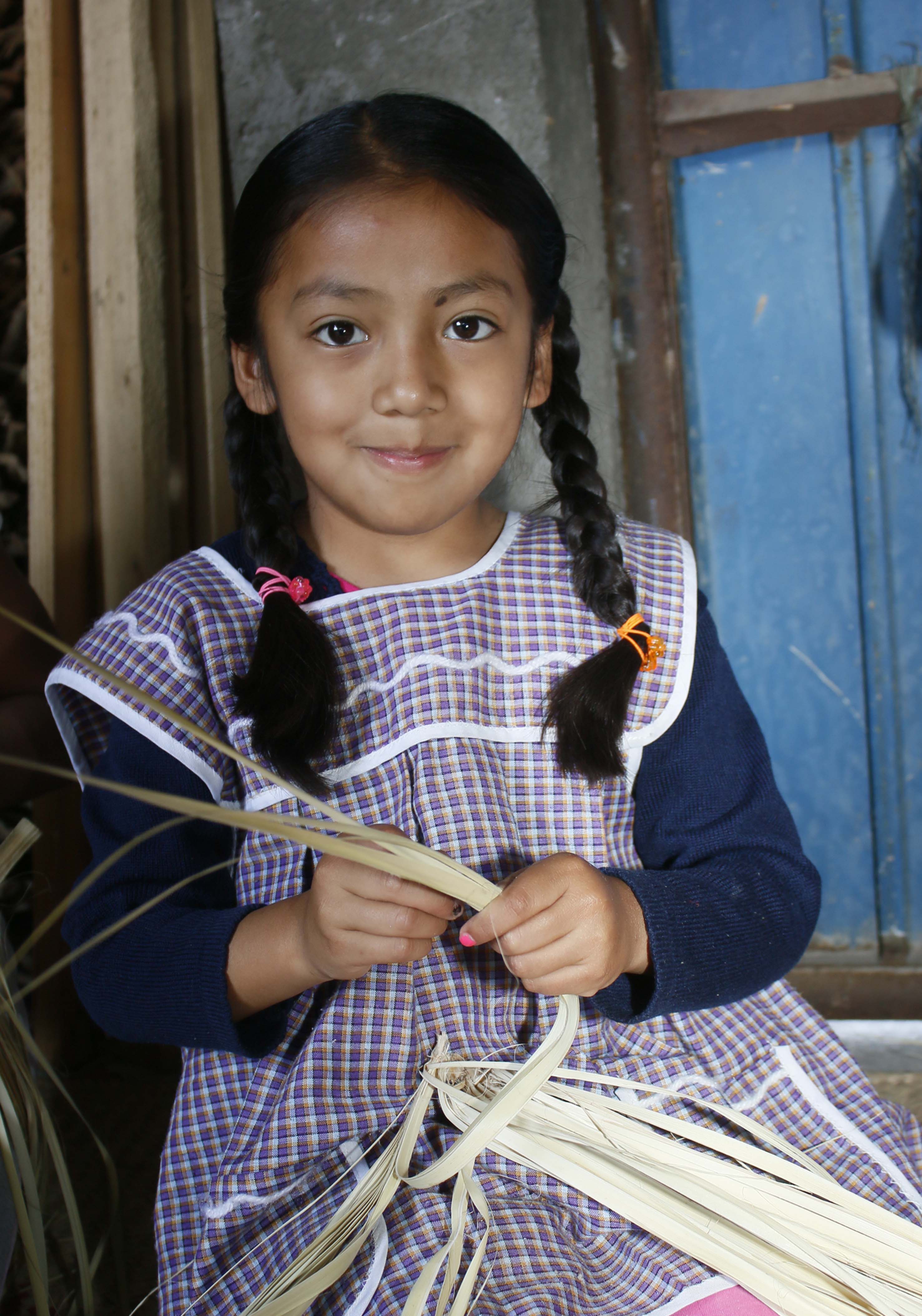 Orgullosos de pertenecer a familias de artesanos niñas y niños de San Pablo Autopan