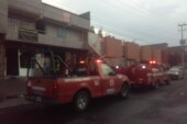 Atienden bomberos de Toluca flamazo en Santa María Totoltepec