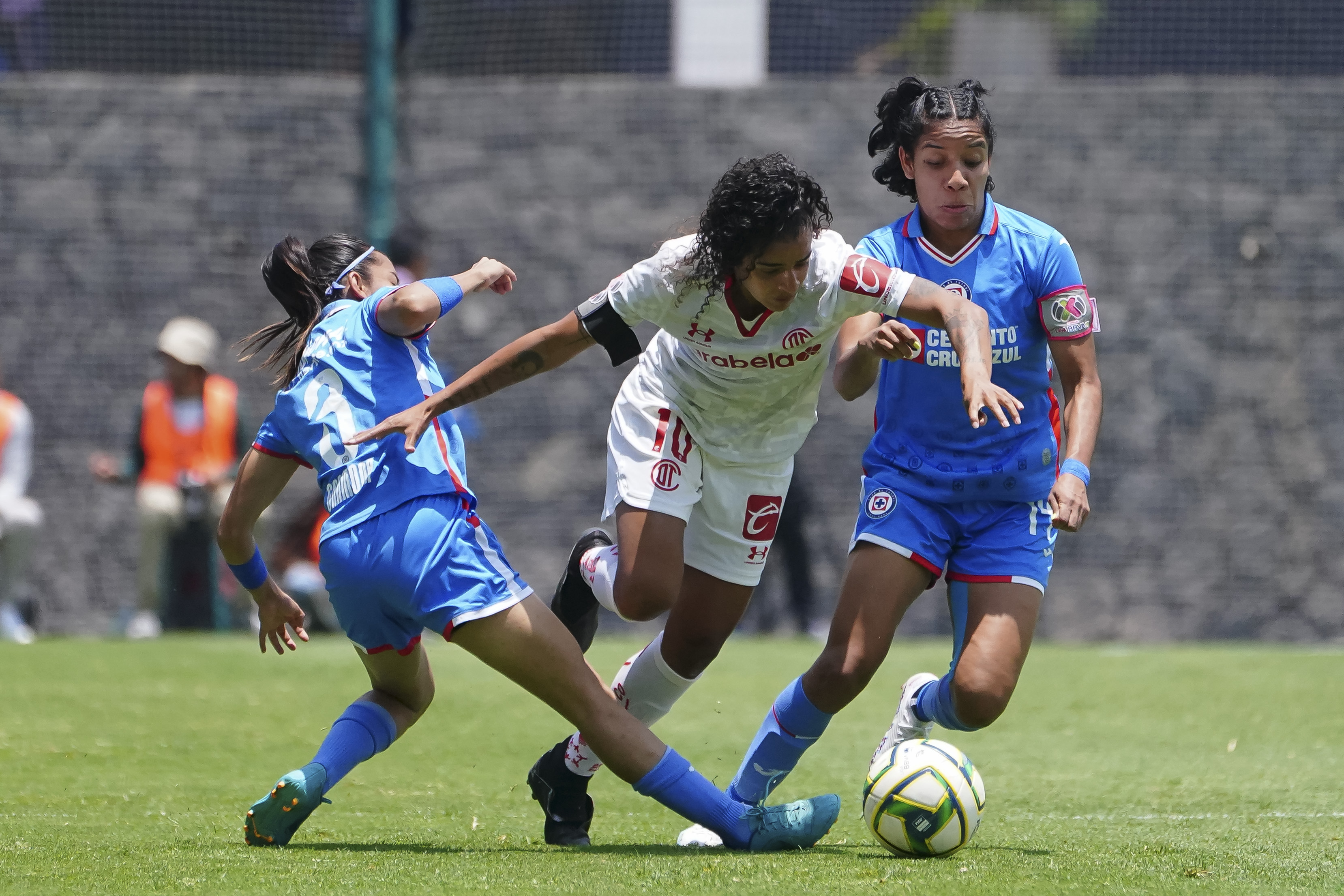 Con anotación de Mariel Román, las escarlatas se impusieron 0-1 a Cruz Azul en La Noria
