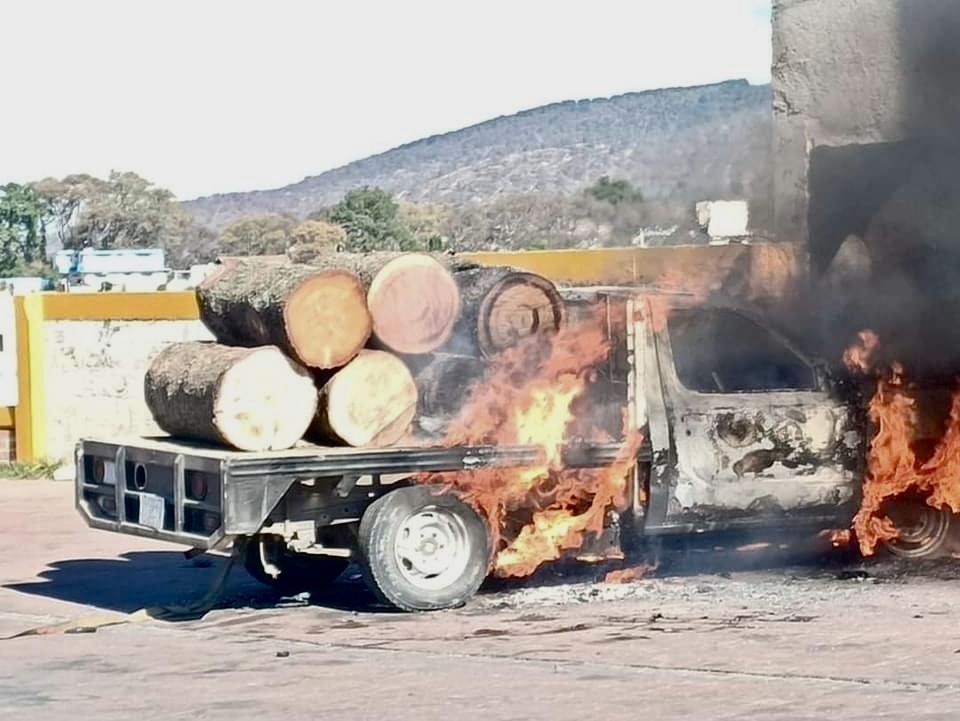 En Mimiapan queman camioneta cargada de madera, llevan años peleando contra la tala.
