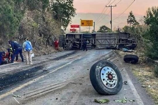 14 muertos en volcadura de camión de peregrinos