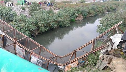 Colapsa Puente Peatonal entre Chimalhuacán y Neza, hay al menos 13 lesionados.