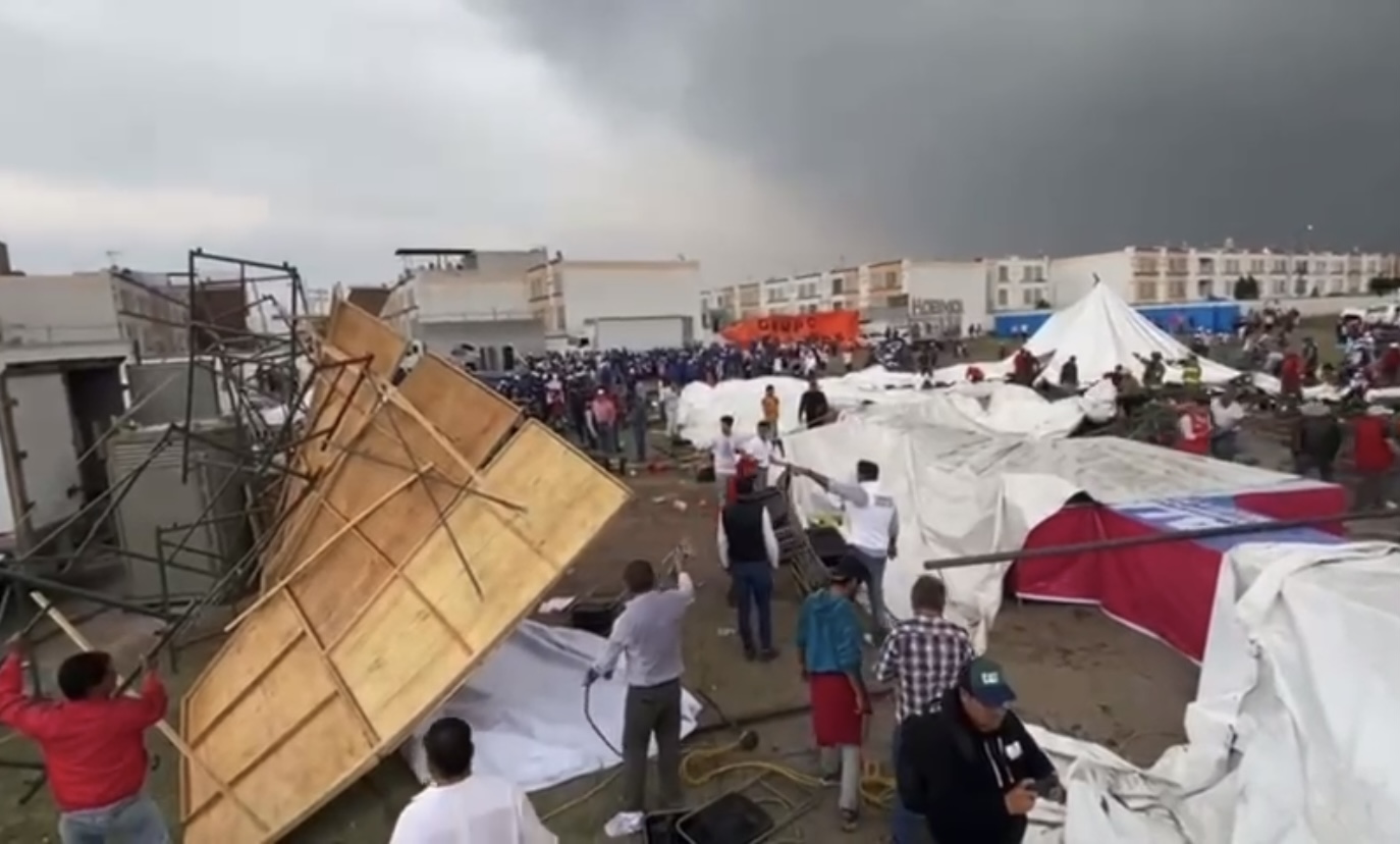 Ráfaga de viento derriba lona sobre simpatizantes de Alejandra del Moral