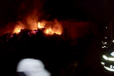Sofocan Bomberos de Toluca incendio de pacas de avena en San Pablo Autopan