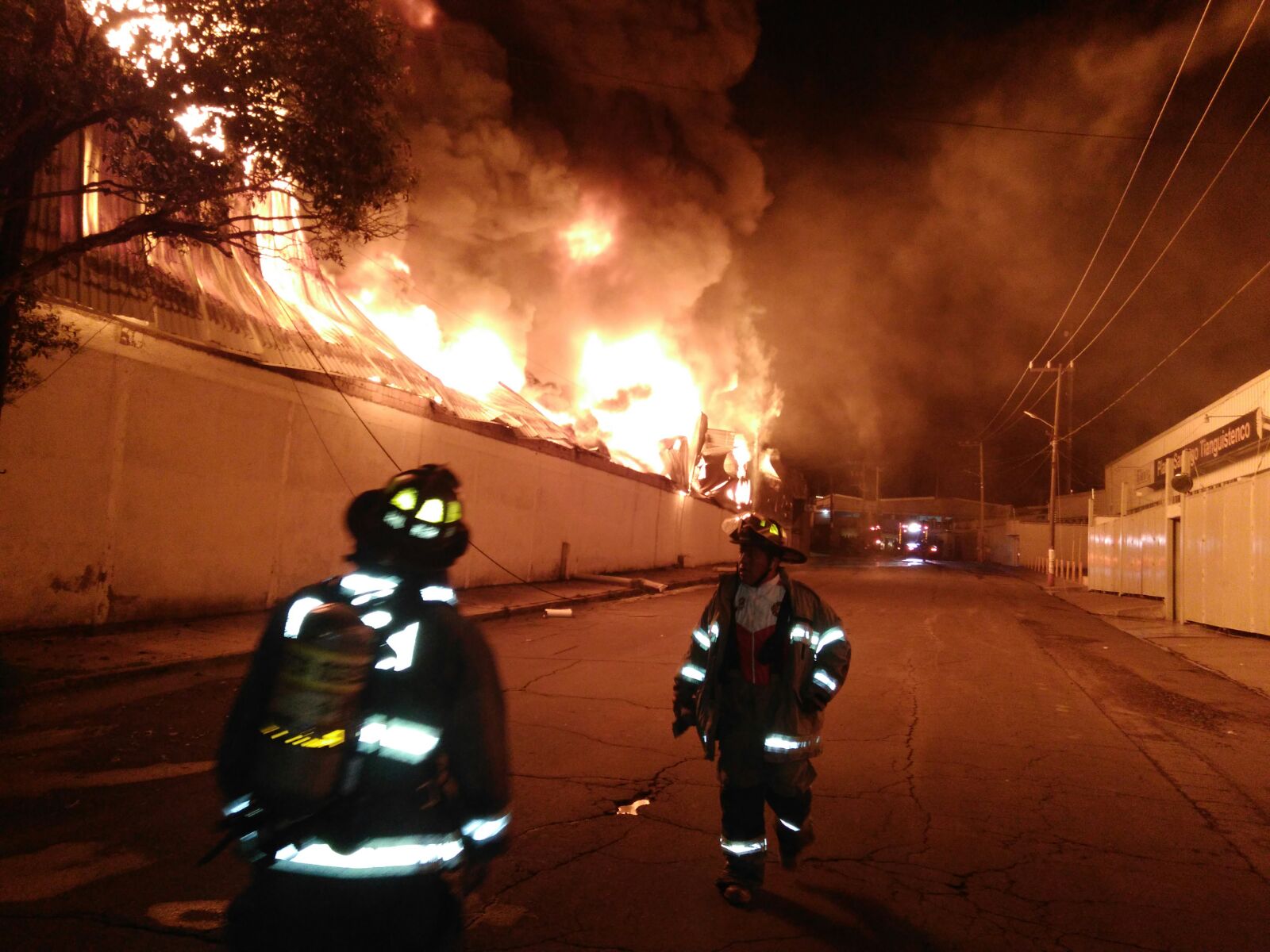 Apoya Cuerpo de Bomberos de Toluca labores para sofocar incendio en Santiago Tianguistenco