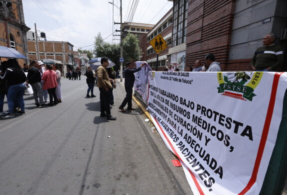 Personal de Salud en Estado de México se manifiesta y labora bajo protesta, exigen insumos.