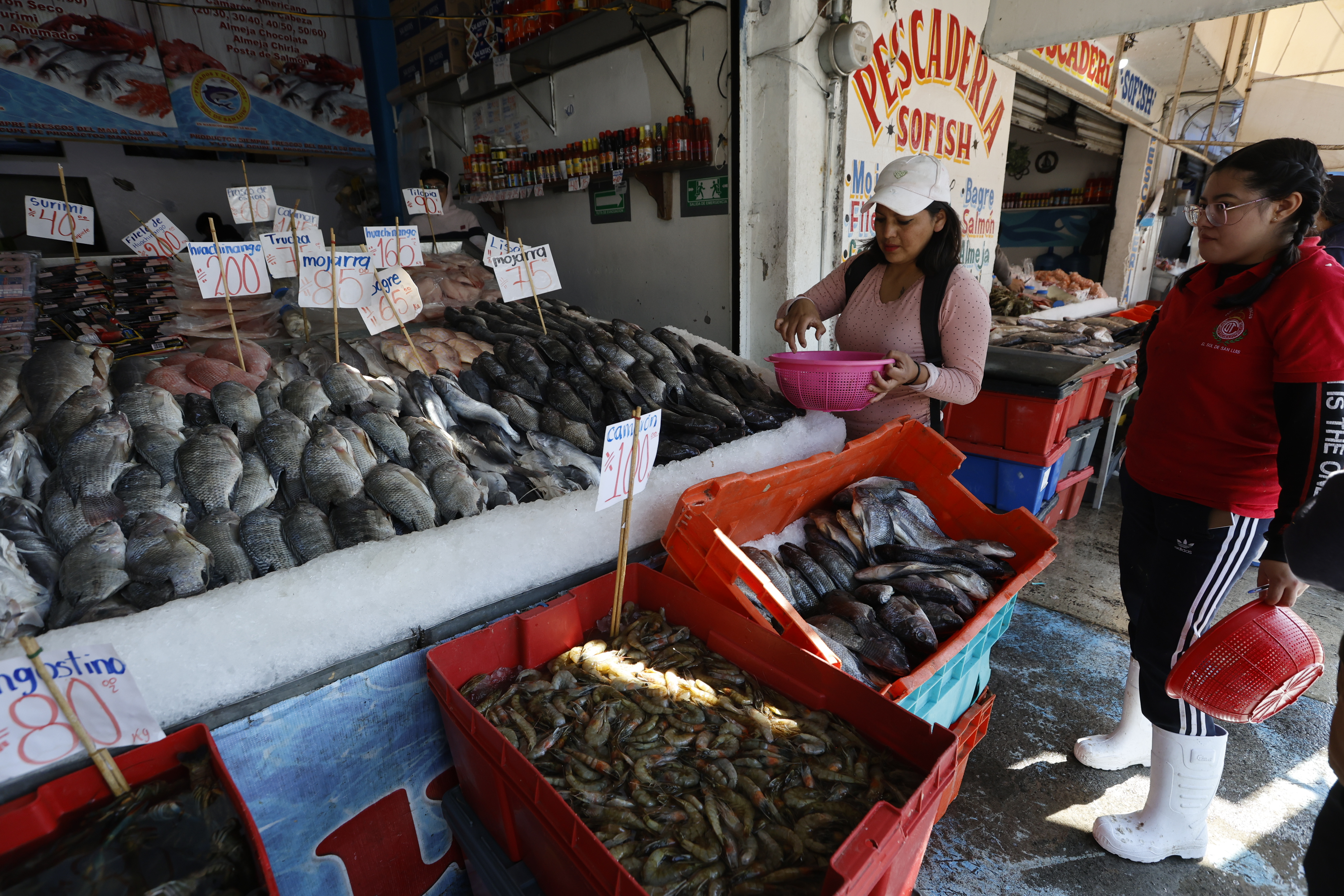 Viernes de Cuaresma en Zinacantepec, aumenta la venta de pescados y mariscos.