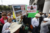 Manifestantes denuncian demoliciones ilegales en Tultitlán, piden la renuncia de alcaldesa.