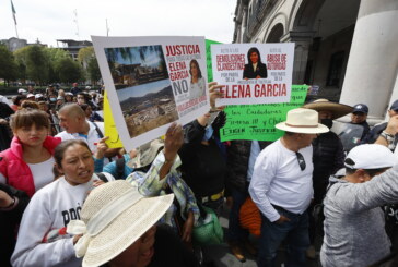 Manifestantes denuncian demoliciones ilegales en Tultitlán, piden la renuncia de alcaldesa.