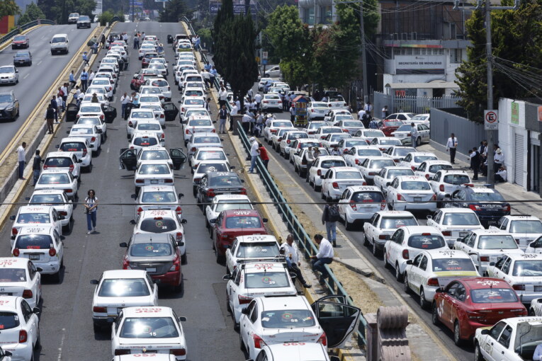Taxistas colapsan Paseo Tollocan, exigen el retiro de operativos.