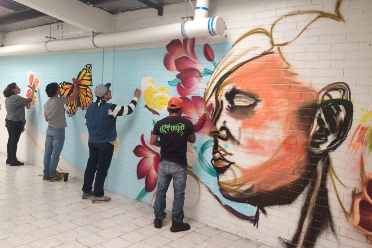 Jóvenes toluqueños usan su creatividad para llenar de color el Mercado Hidalgo