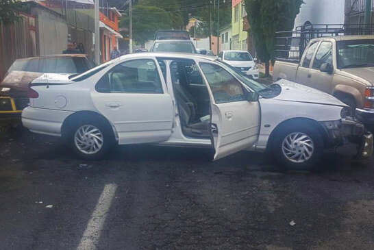 Policía de Toluca detiene a dos individuos presuntamente dedicados al robo a interior de vehículo