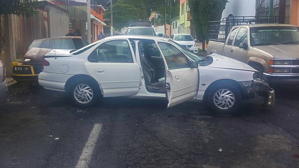 Policía de Toluca detiene a dos individuos presuntamente dedicados al robo a interior de vehículo