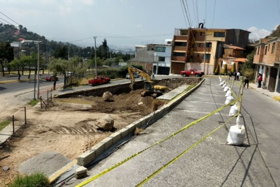 Protección Civil de Toluca atiende colapso parcial de la calle Niños Héroes, Barrio de la Teresona.