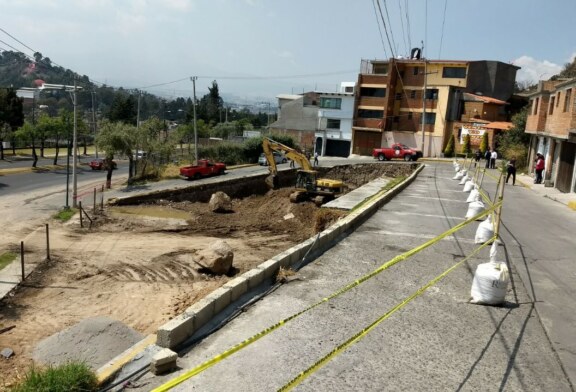 Protección Civil de Toluca atiende colapso parcial de la calle Niños Héroes, Barrio de la Teresona.