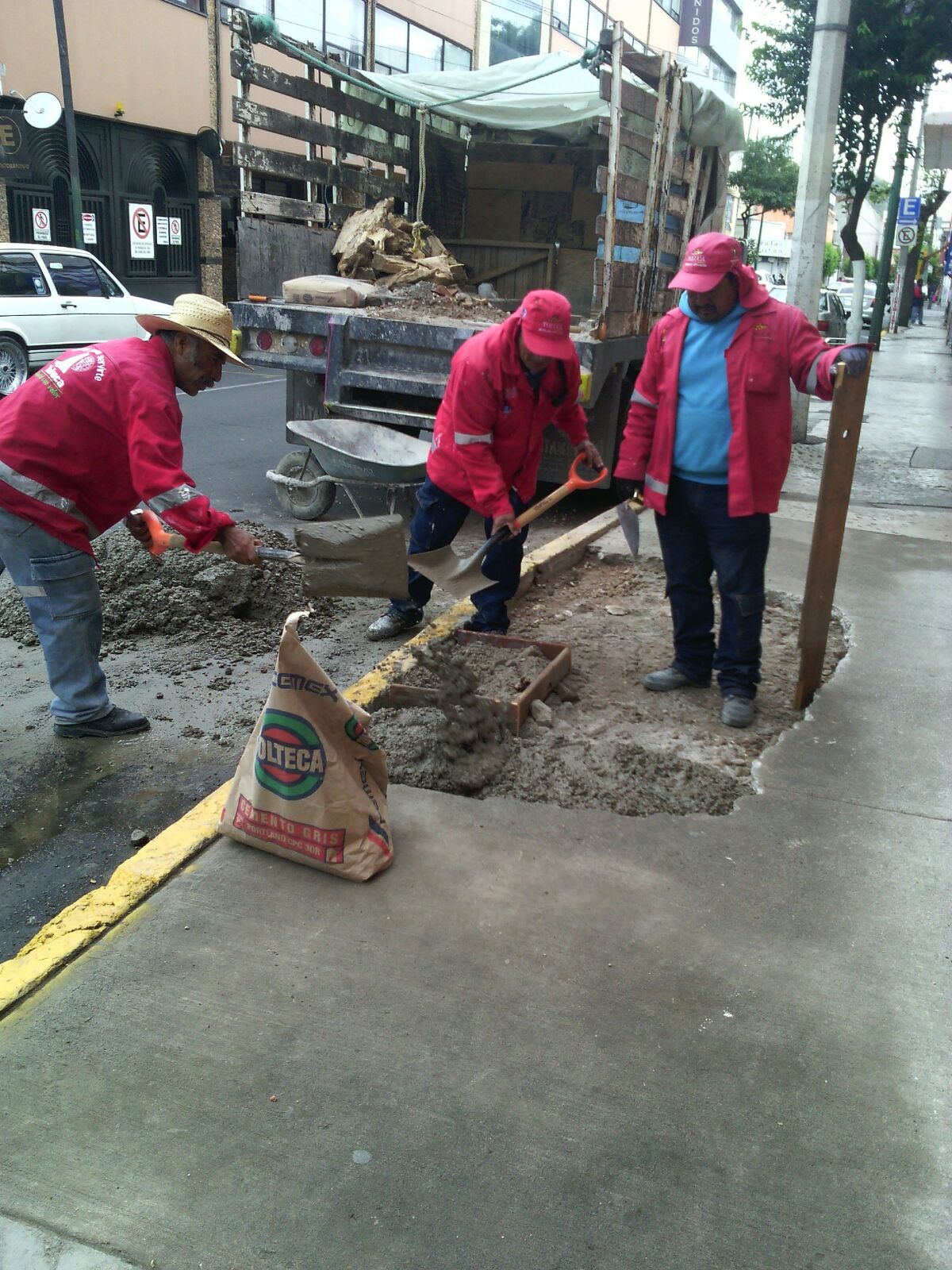 En Toluca retiran tocones para prevenir accidentes