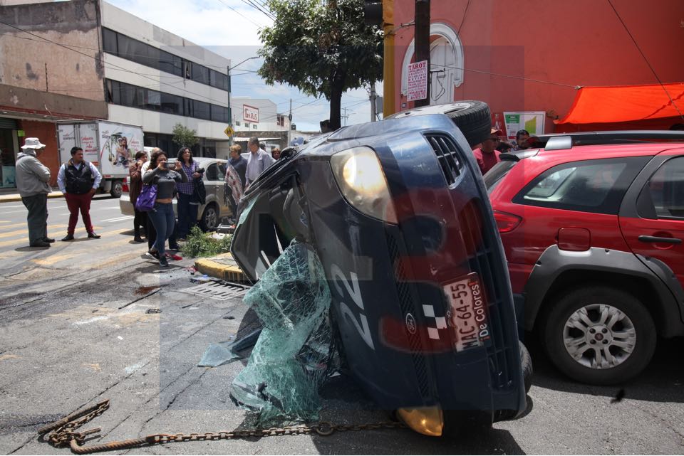 Vuelca un auto compacto luego de un impacto