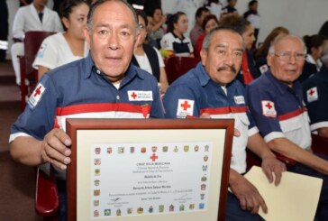 Reconocen al comandante Arturo Salazar por 50 años de trabajo voluntario en Cruz Roja Toluca