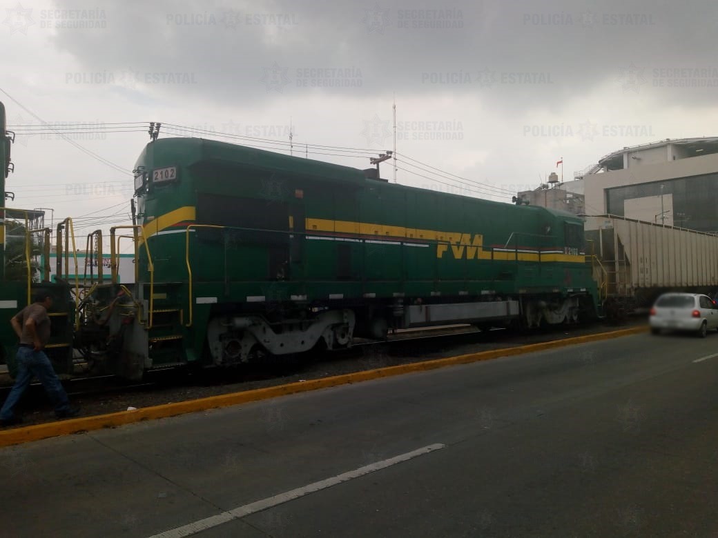 Microbús intentó ganarle el paso al tren