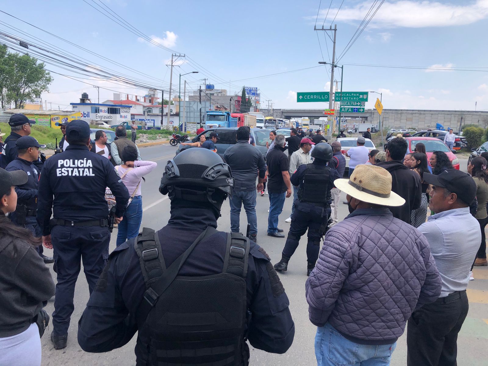 Padres de familia bloquean la Toluca-Naucalpan, exigen reconocimiento de escuelas