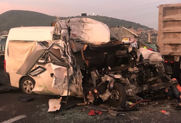 Se registra fuerte choque entre unidad de transporte público y un tractocamión en la autopista México-Pachuca