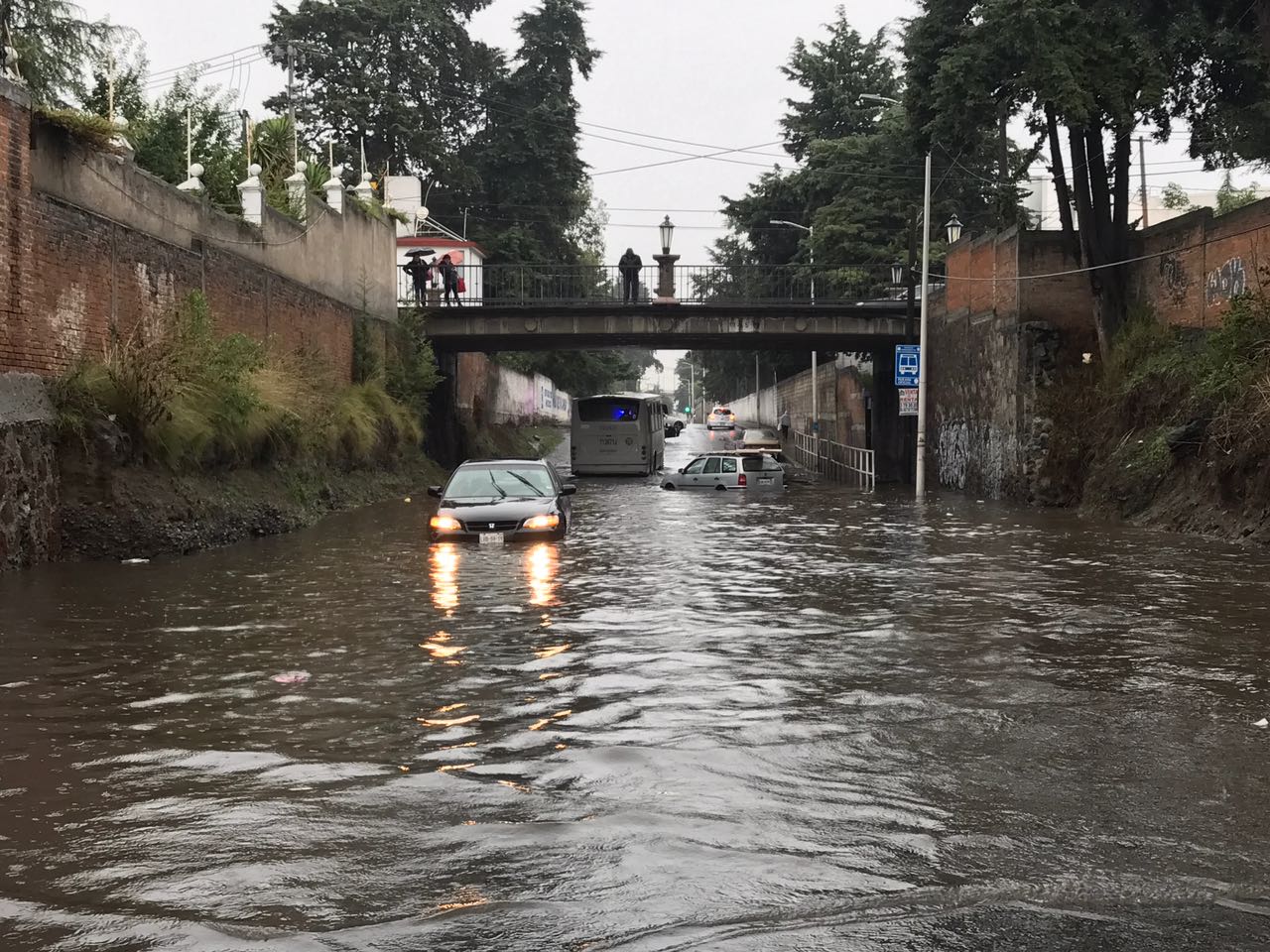 Precipitación pluvial provoca encharcamientos en Metepec