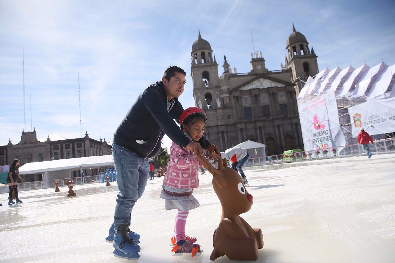 Ofrecen diversión a familias mexiquenses con  pista de hielo y tobogán congelado en “invierno en patines”