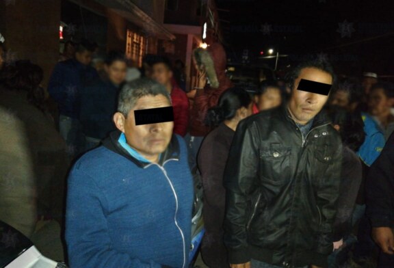 Policías estatales aprehenden a dos sujetos retenidos por pobladores de Almoloya de Juárez