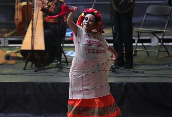 Presentan espectáculo de danza folclórica en el festival de las almas de Valle de Bravo