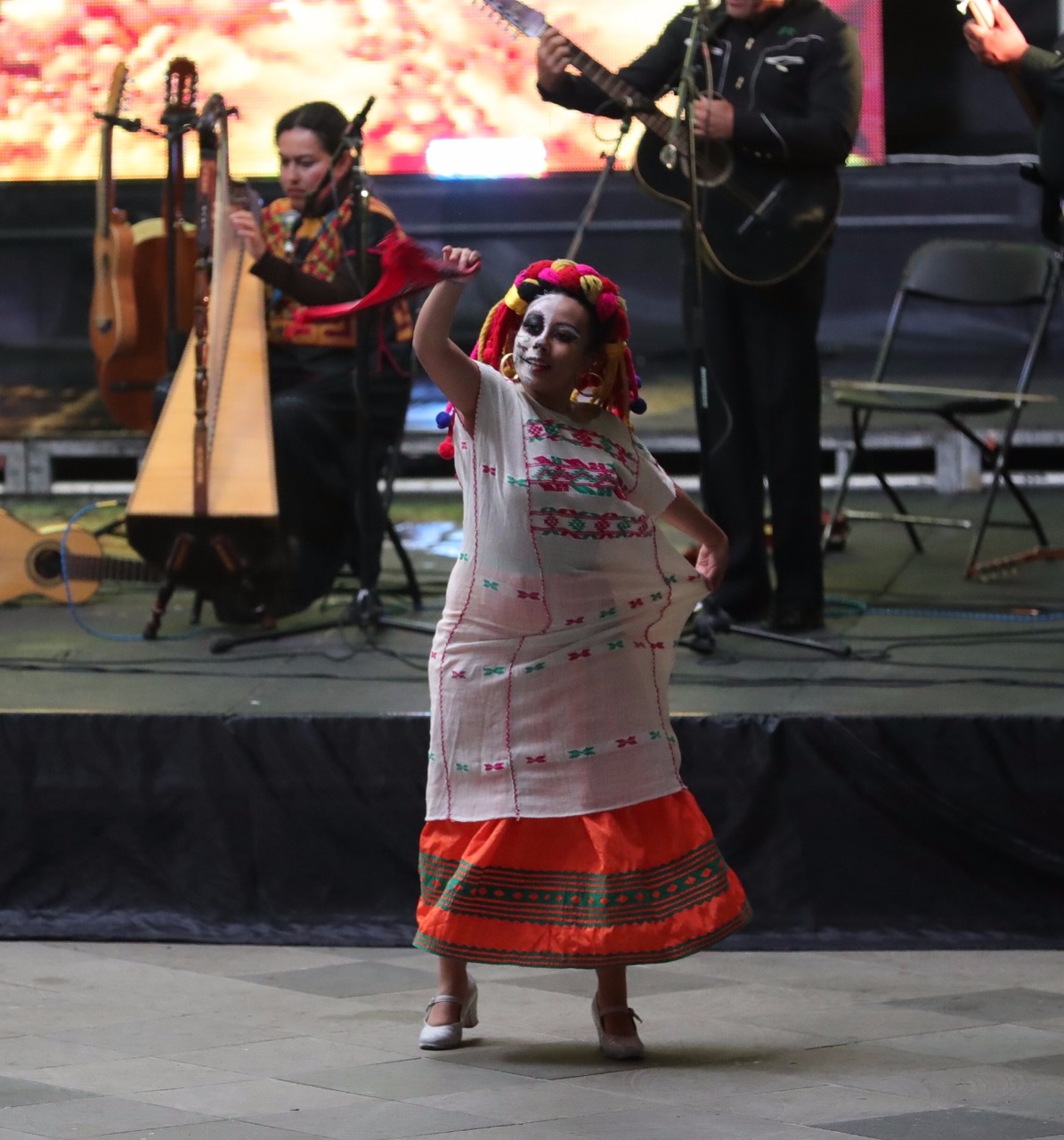 Presentan espectáculo de danza folclórica en el festival de las almas de Valle de Bravo