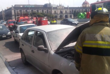 Extinguen bomberos de Toluca incendio de vehículo en el Centro Histórico