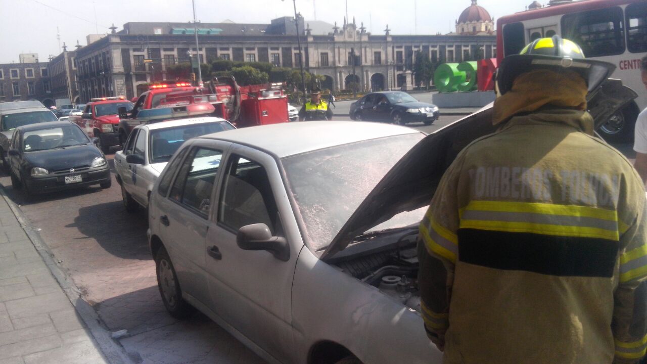 Extinguen bomberos de Toluca incendio de vehículo en el Centro Histórico