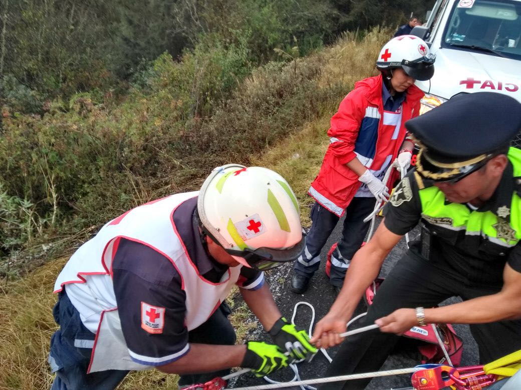 Rescata Cruz Roja Mexicana mujer del fondo de un barranco de 30 metros de profundidad