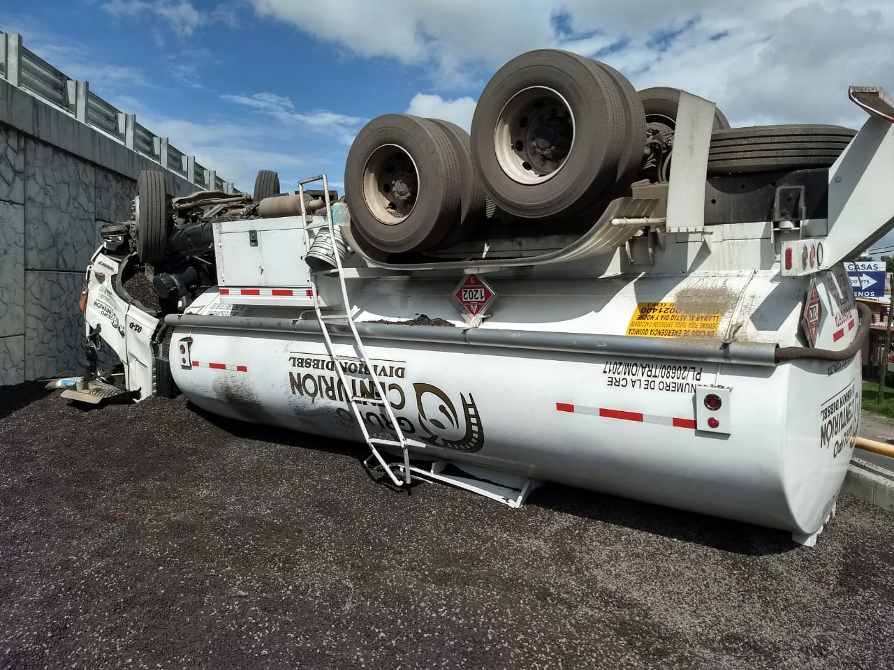 Vuelca una pipa cargada con 25 mil litros de diesel