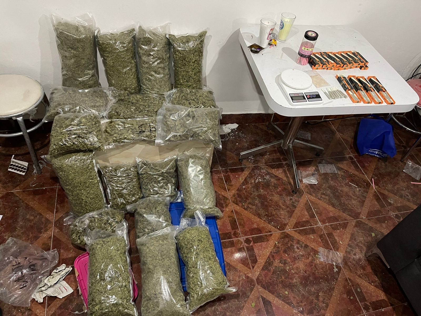 Asegura FGJEM 13.5 kilogramos de marihuana y mercancía robada, durante cateo en un inmueble en Naucalpan