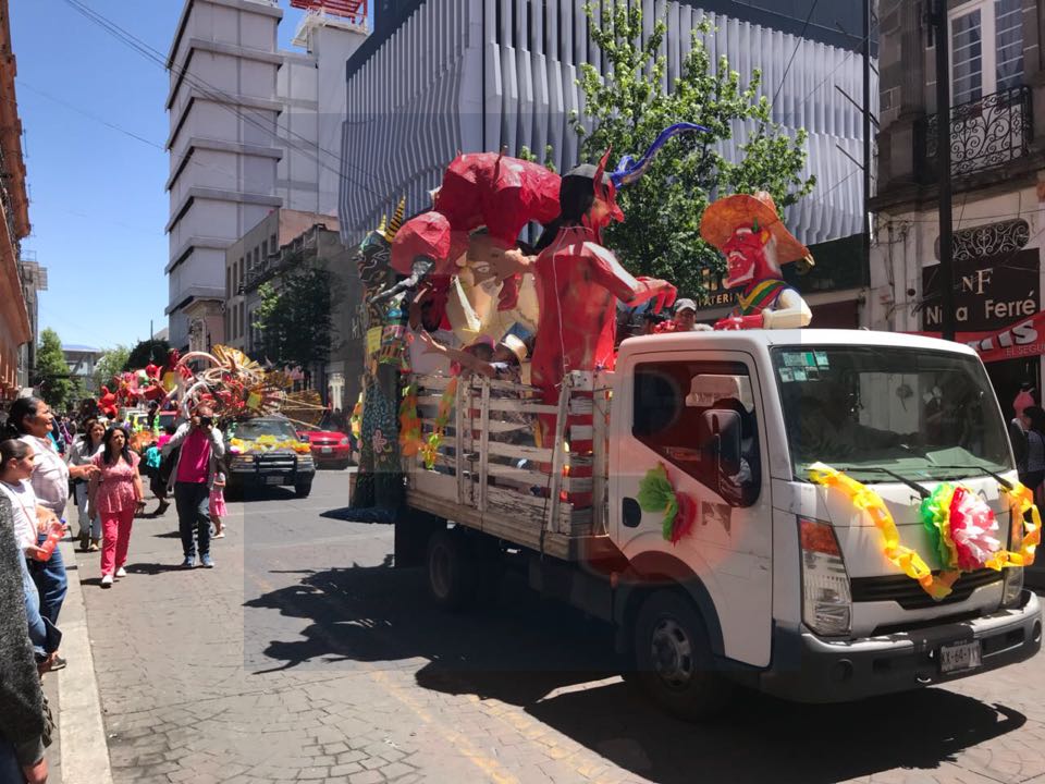 Salen los Judas a recorrer las calles de Toluca