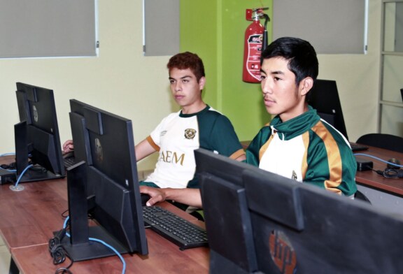Abren salas de cómputo a jóvenes que no tienen computadoras e internet para examen UAEM