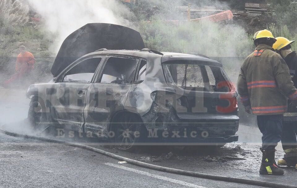 Se incendia vehículo en la México Toluca.