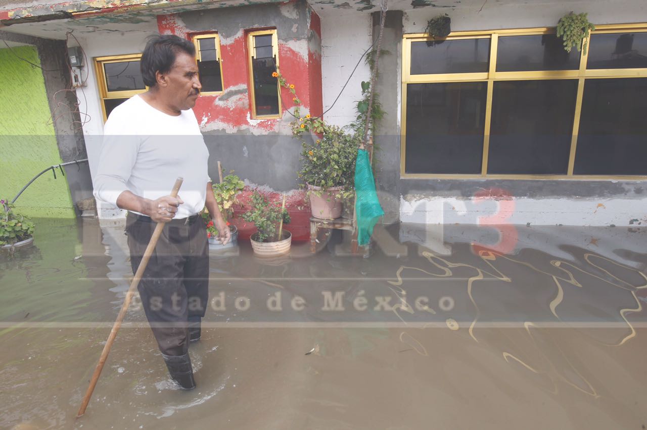 Mientras Eruviel prepara maletas, los mexiquenses siguen inundándose