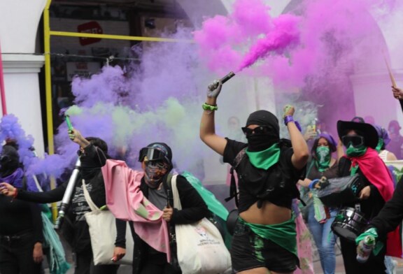 Feministas toman calles de Toluca, exigen despenalización del aborto en Edomex.