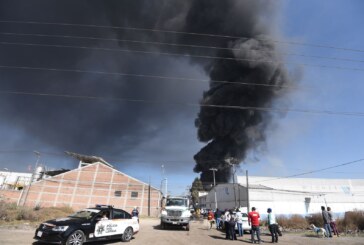 Combaten cuerpos de emergencia incendio en fábrica de solventes en Lerma.