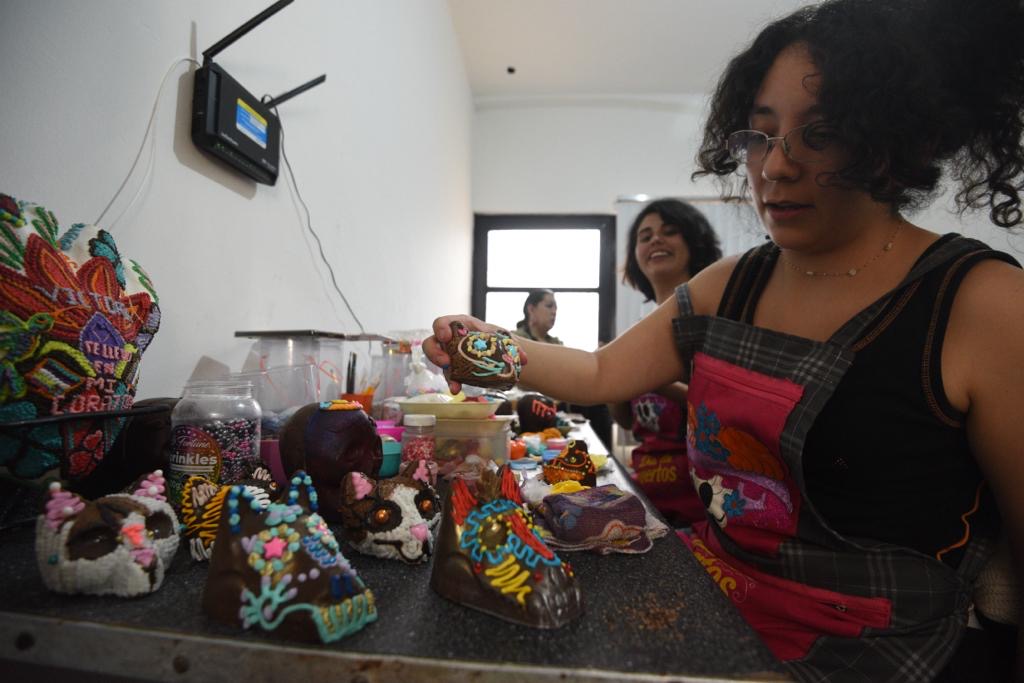 Artesanos de Alfeñique se están preparando para el Día de Muertos en Toluca