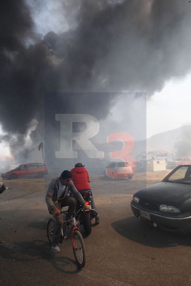 Se incendia un predio en Tenango del Valle, vecinos y policías luchan por sofocarlo