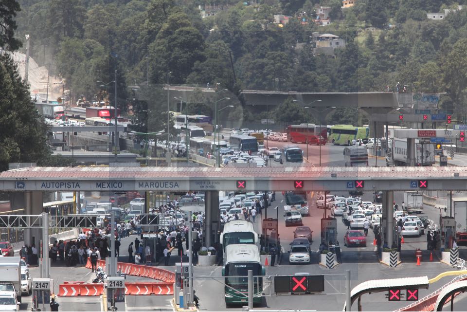 Perdidas millonarias provocaron los taxistas en el bloqueo de la México Toluca