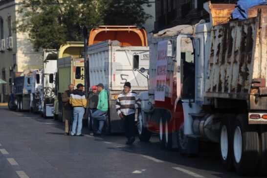 Transporte de carga bloquea el centro de la ciudad, exigen tarifas justas