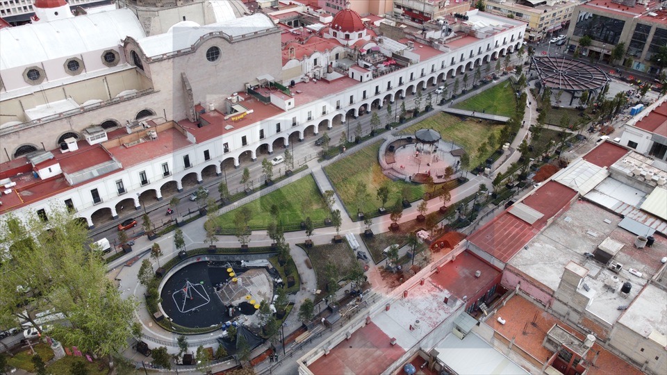 Ciudadanos de Toluca estrenan renovada Plaza González Arratia