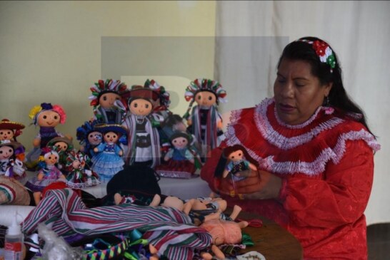 Muñecas Lele se ponen “patrias” en Toluca.