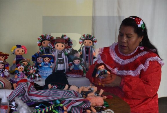 Muñecas Lele se ponen “patrias” en Toluca.